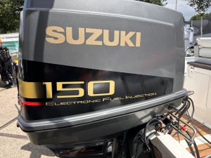 Suzuki 150 pk 2.7 L V6 Paar keer gebruikt echt helemaal nieuw! Concours staat