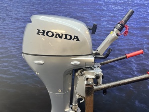 Honda 20 pk buitenboordmotor Artnr 8390a1 Nog als nieuw kort staart knuppel bediend met elektrische start.